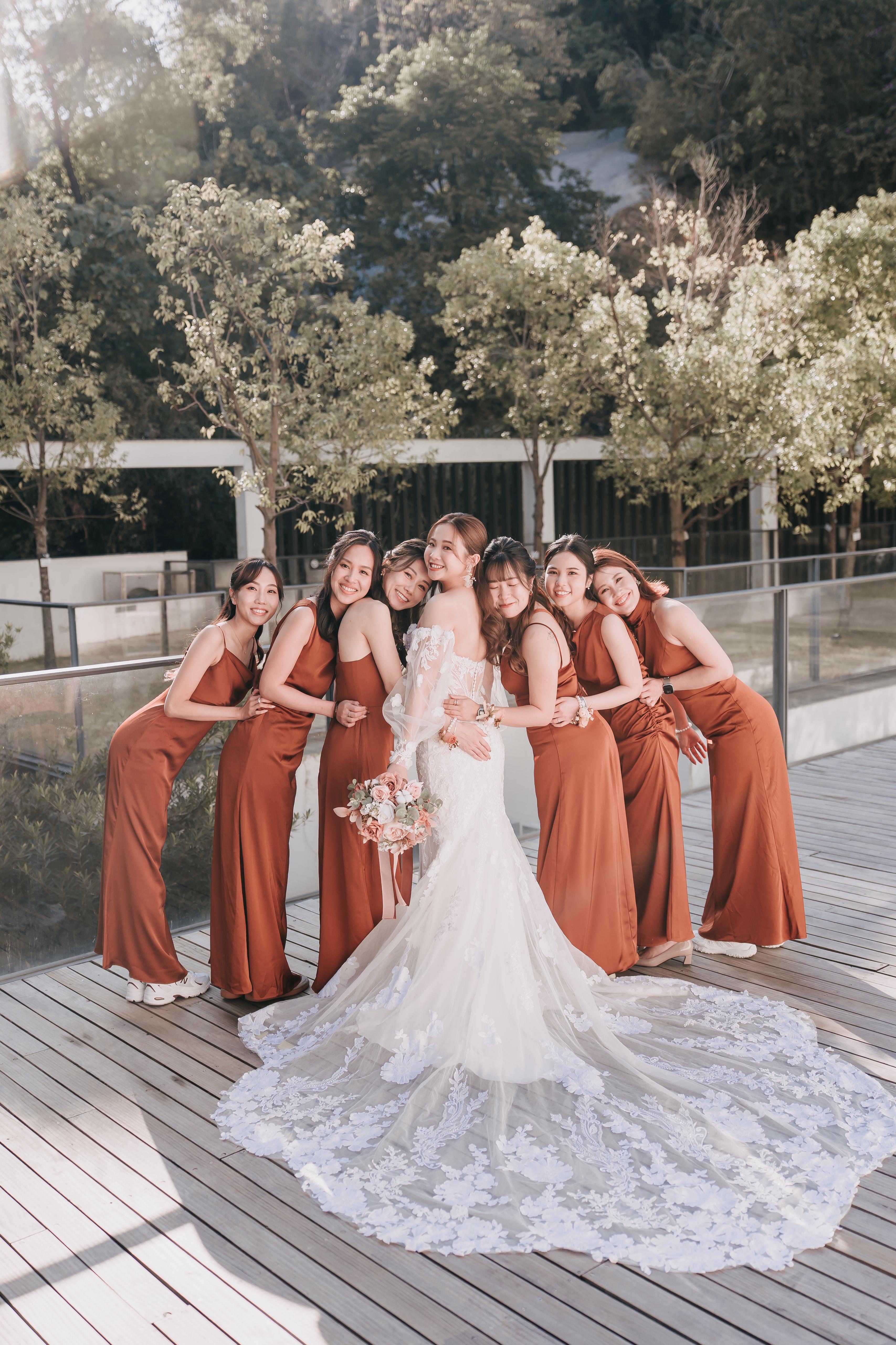 💕Real Bride Sharing 💕 Congratulations to our beautiful bride Joyce 👰 May your married life be filled with love, fun, laughter and happiness💗  📷 @julian.c.photography 💄 @kristymakeupstyling 💈 @derek.y_hair  💕 Step into your fairytale. Message us to schedule your private fitting appointment today.  🏆新婚生活易大賞 - ESDlife Bridal Award 🥇【The Best Wedding Gown】 x 7️⃣ 2025, 2024, 2023, 2022, 2019, 2017, 2015 𝐒𝐢𝐦𝐩𝐥𝐲 𝐋𝐨𝐯𝐞 𝐖𝐞𝐝𝐝𝐢𝐧𝐠 𝐒𝐢𝐧𝐜𝐞 𝟐𝟎𝟏𝟑