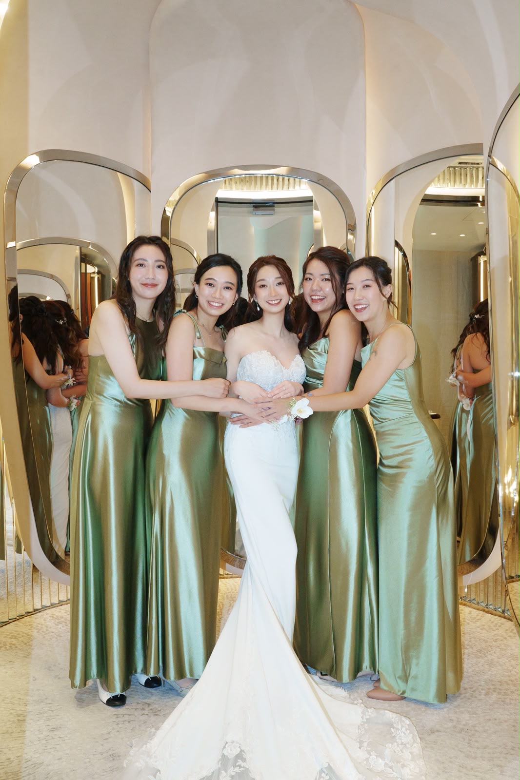 🕊️ Real Bride Sharing & Review 🕊️ “Radiant, elegant, and filled with endless love.” ✨ Seeing our gorgeous bride @vanessa___hy looking so stunning on her Big Day truly makes our hearts flutter! 🤍 Vanessa chose a breathtaking mermaid gown with a detachable grand lace train—giving her the best of both worlds: a dramatic, sweeping entrance and a sleek, effortless silhouette. The delicate tube corset and intricate lace detailing beautifully highlighted her grace. ✨ Thank you so much @vanessa__hy for choosing us to be part of your special day! Wishing you and your groom a lifetime filled with love, laughter, and happiness! 🥂💖  看到我們美麗的新娘 @vanessa___hy 在 Big Day 的優雅美姿，真的太有仙氣了！🤍 Vanessa 選擇了極具線條美感感嘅抹胸魚尾婚紗，更搭配了可拆式超大蕾絲拖尾（Detachable Train）✨！進場時氣場十足，儀式過後拆除拖尾即可展現俐落修身嘅魚尾線條，一裙兩穿，每一個角度都極具氣質與仙氣～ 感謝 @vanessa__hy 的信任與選擇！祝福妳與另一半新婚快樂、甜甜蜜蜜，攜手邁向幸福新章節！🥂💖
