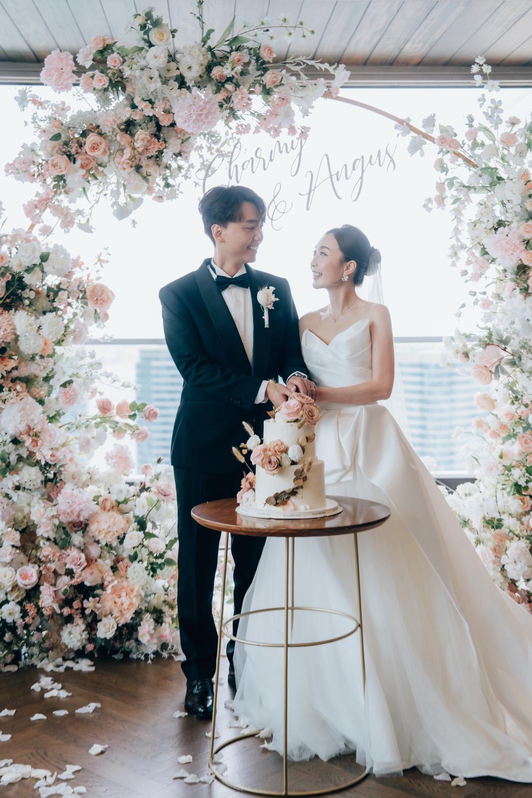 💕Real Bride Sharing 💕 Congratulations to our beautiful bride Charmy 👰 May your married life be filled with love, fun, laughter and happiness💗  📷 @l.oa.f @ka.mm.y 💄 @kayan_makeup Videographer @galacreation_video @gala__ryan Deco @the_secretgardendesign MC @weddingmc.yu  💕 Step into your fairytale. Message us to schedule your private fitting appointment today.  🏆新婚生活易大賞 - ESDlife Bridal Award 🥇【The Best Wedding Gown】 x 7️⃣ 2025, 2024, 2023, 2022, 2019, 2017, 2015 𝐒𝐢𝐦𝐩𝐥𝐲 𝐋𝐨𝐯𝐞 𝐖𝐞𝐝𝐝𝐢𝐧𝐠 𝐒𝐢𝐧𝐜𝐞 𝟐𝟎𝟏𝟑